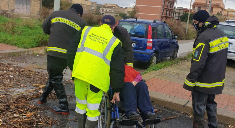 Maltempo, mareggiata costringe anche un disabile a lasciare casa
