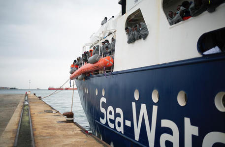 Migranti: terminate operazioni di sbarco dalla Sea Watch 4
