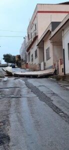 Maltempo, volta il tetto di una casa a Cava d'Aliga