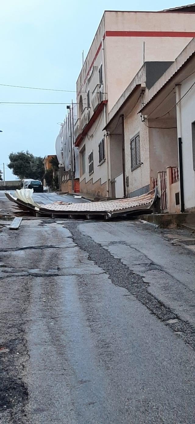 Maltempo, vola il tetto di una casa a Cava d’Aliga. FOTO