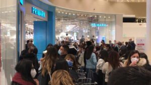 Inaugura il Primark, fila infinita e arrembaggio all’apertura VIDEO