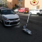 Palo illuminazione crolla su auto a Catania, nessun ferito