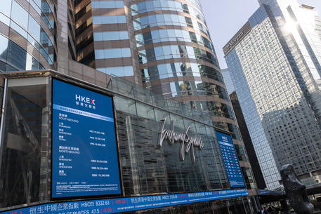 Borsa: Hong Kong apre a -1,30%, tonfo Evergrande e Alibaba