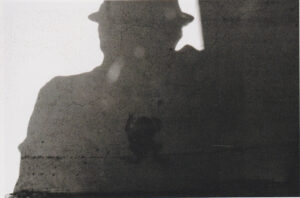 Tom Waits inquadra un rospo su un muro, è ufficialmente il suo primo e unico selfie