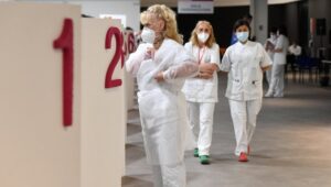 Covid, più ricoveri tra vaccinati: a migliaia ogni giorno perdono le difese