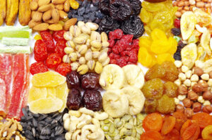Dieta: frutta secca, i benefici a 60 anni