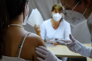 Finora solo il 30% dei bi-vaccinati ha fatto il richiamo, scarseggiano le scorte Pfizer