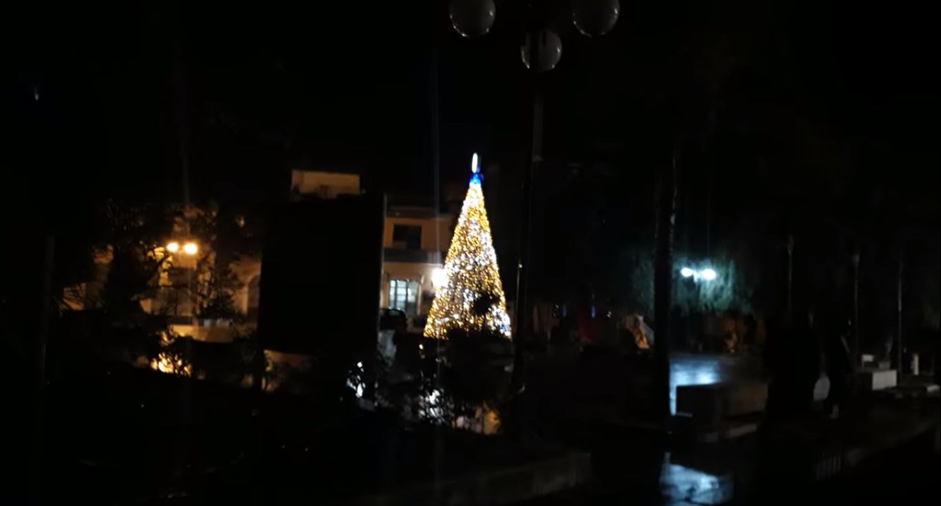 Austerity ad Acate, l’albero di Natale nel buio totale VIDEO FOTO