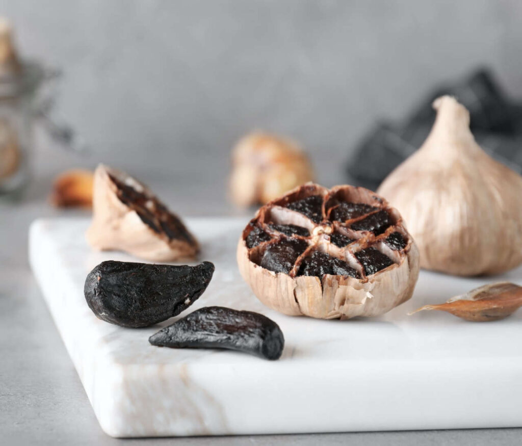 Aglio nero: propriet&agrave; e benefici per abbassare colesterolo alto e glicemia