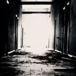 Il corto da brividi di un cameraman, tra scale e corridoi abbandonati