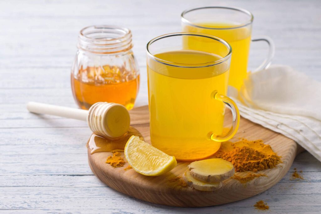 Tisana con curcuma, zenzero, limone: ricetta e benefici