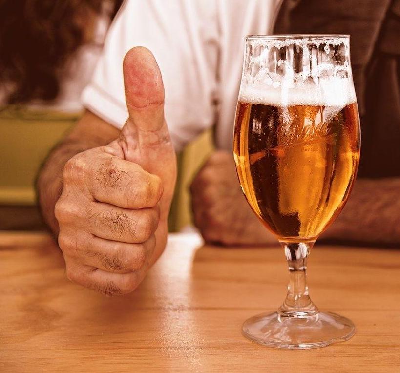 Va al bar: “O mi regalate una birra o vi accoltello”