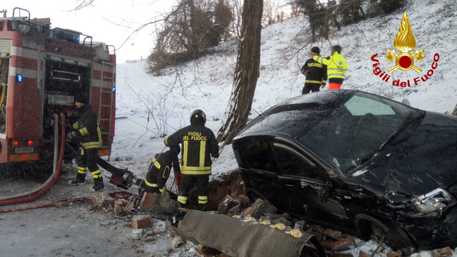 Esce da auto dopo incidente e cade in pozzo, muore 20enne
