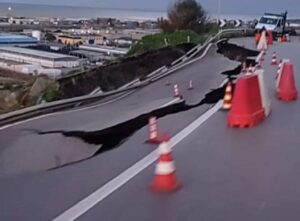 Collassa la Settentrionale Sicula, sprofonda una corsia della Ss 113 VIDEO
