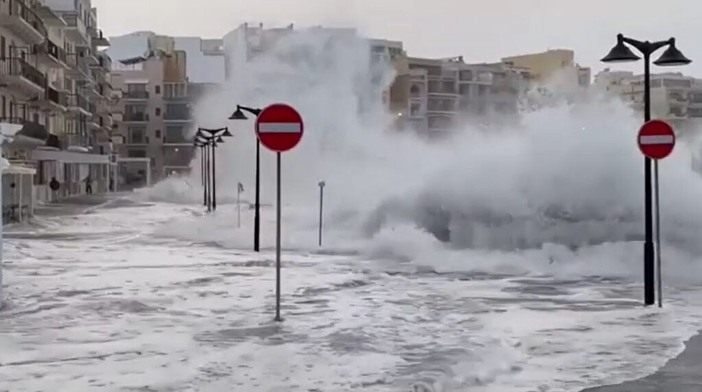 Onde alte 10 metri, il mare entra a Gozo VIDEO