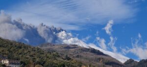 Etna, eruzione dal cratere imbiancato VIDEO