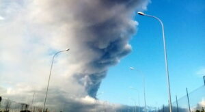 Etna, colonna di fumo, chiuso l'aeroporto di Catania