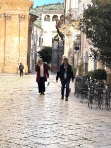 L'attore Enrico Lo Verso in vacanza a Scicli