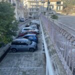 Tentato furto di un'auto in pieno giorno al parcheggio di via Badiula