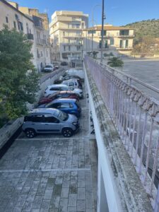 Tentato furto di un'auto in pieno giorno al parcheggio di via Badiula