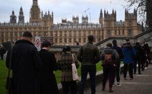 Covid: in Gb è record di contagi, raddoppiano casi Omicron