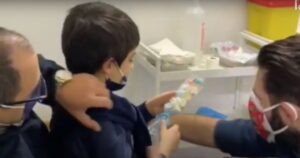 Mattia, 7 anni, primo bambino siciliano vaccinato: «Io non ho paura»