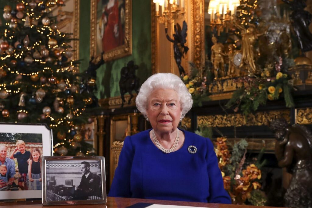 Variante Omicron: la regina Elisabetta annulla il pranzo di Natale