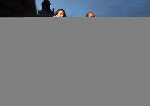 Gb: Kate con cardigan rosso made in Italy per concerto Natale