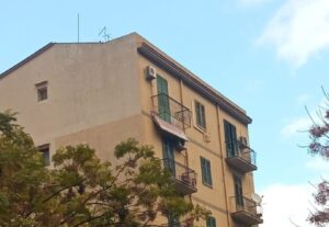 Balcone pericolante a Palermo,strada riaperta dopo rimozione