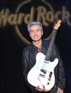 Luciano Ligabue: Papà mi regalò chitarra, e disse musicisti morti di fame
