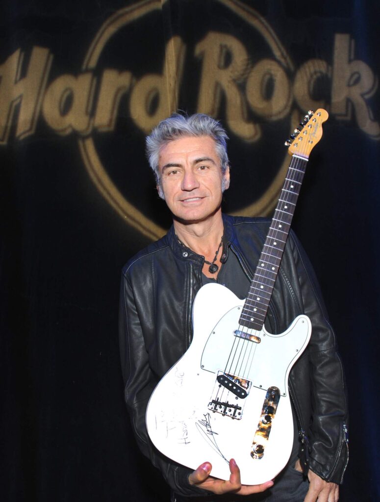 Luciano Ligabue: Pap&agrave; mi regal&ograve; chitarra, e disse musicisti morti di fame