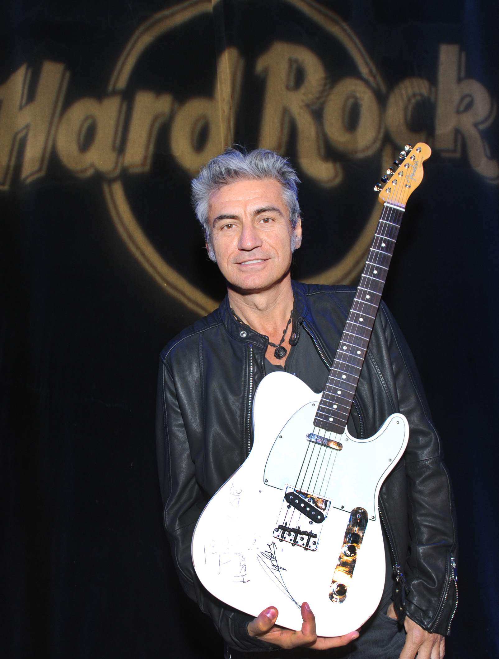 Luciano Ligabue: “Papà mi regalò chitarra e disse musicisti morti di fame”