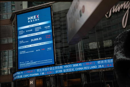 Borsa: Hong Kong negativa, apre a -0,49%