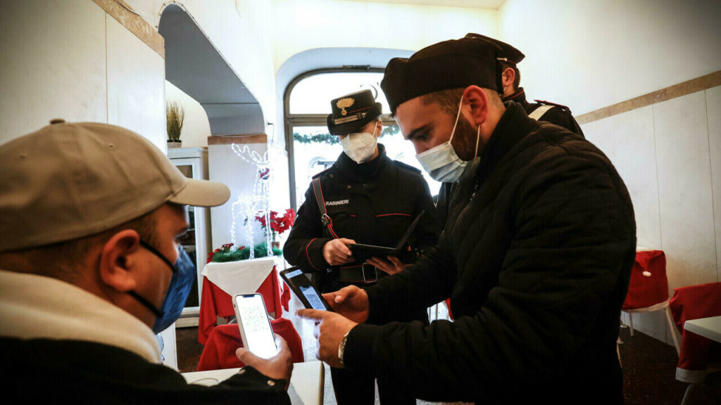 La situazione epidemiologica precipita proprio sotto Natale: tamponi ai vaccinati e siero obbligatorio per tutti i lavoratori