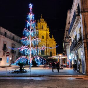 Ragusa Ibla, via l’albero-cono: c’è l’albero-lampadario