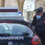 Non lo fanno lavorare "in nero", per vendetta incendia auto