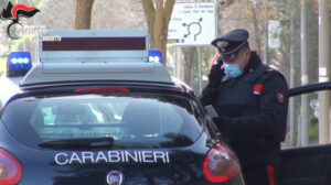 Non lo fanno lavorare "in nero", per vendetta incendia auto