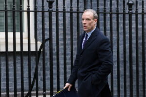 Omicron: Raab, Gb non può escludere lockdown di Natale