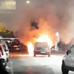 Auto in fiamme a Palermo, traffico bloccato