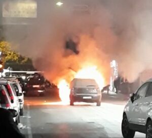 Auto in fiamme a Palermo, traffico bloccato
