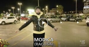 Brumotti e Striscia colpiscono automobilisti su stalli disabili a Modica