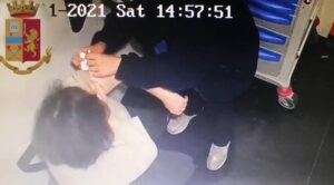 Falsi vaccini, fermati a Palermo leader No Vax e infermiera