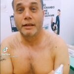 Falsi vaccini: leader No vax finge di vaccinarsi sui social