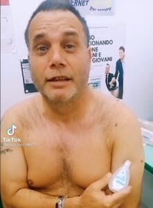 Falsi vaccini: leader No vax finge di vaccinarsi sui social