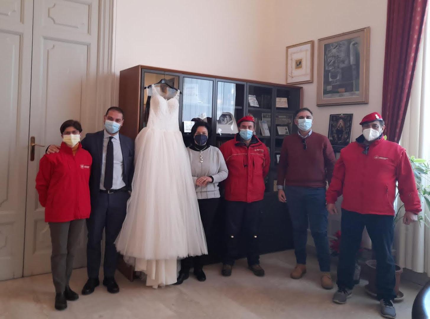 Un abito da sposa in dono per spose in difficoltà