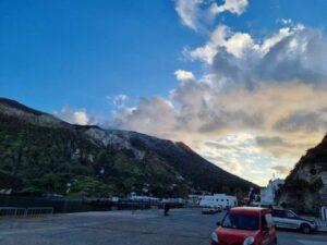 Vulcano: rischio gas, prorogata ordinanza per zona rossa