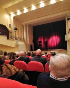 Il nome degli spettatori sulle poltrone per gli affezionati del teatro