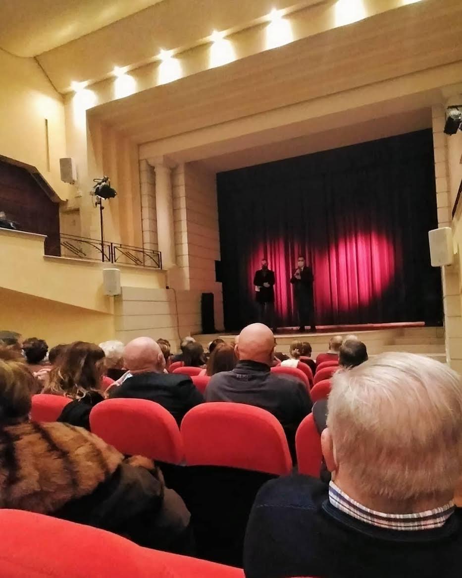 Il nome degli spettatori sulle poltrone per gli affezionati del teatro
