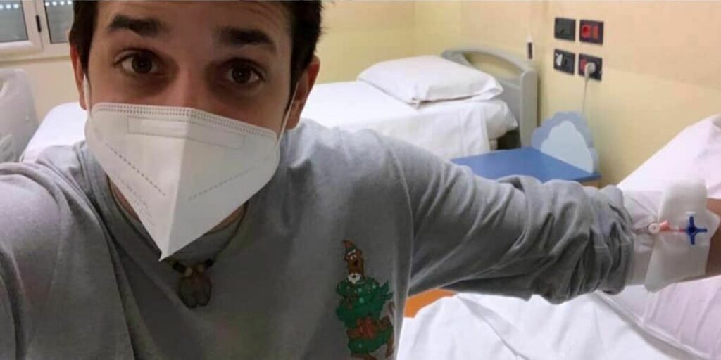 Roberto Lipari di Striscia ricoverato per Covid, il conduttore &egrave; vaccinato