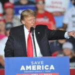 Covid, Trump difende vaccino: "E' sicuro, chi lo fa non muore"